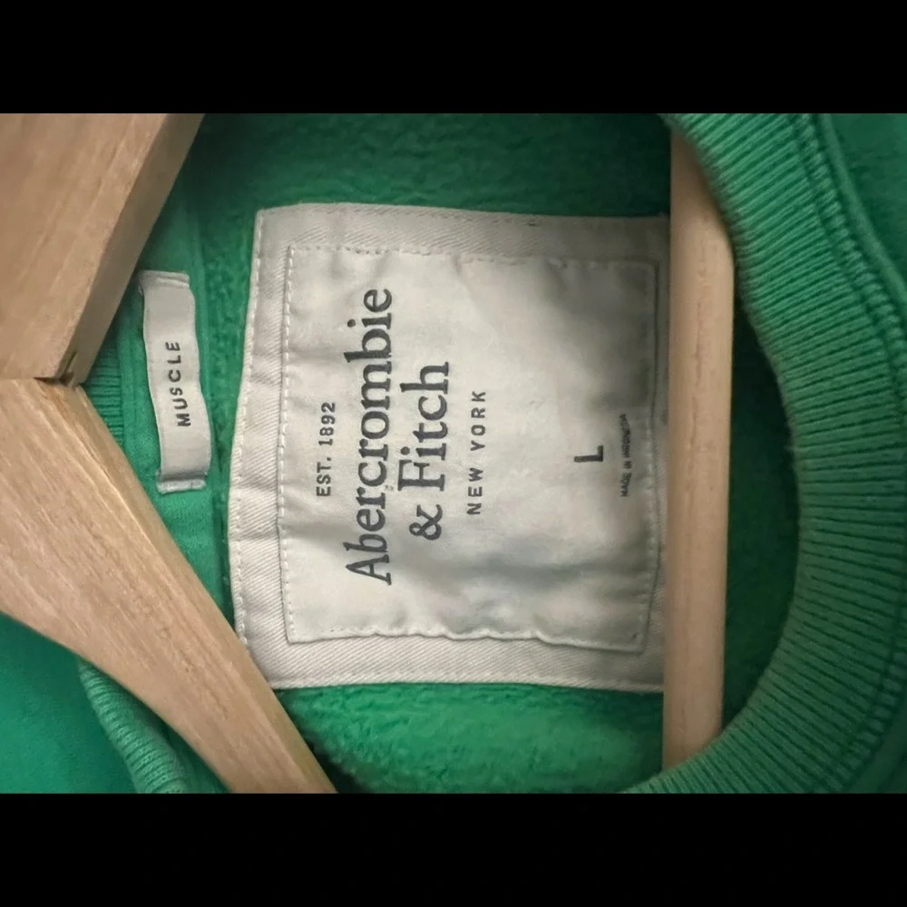 Abercrombie & Fitch Vibrant Green Athletic Top - Picture 3 of 3